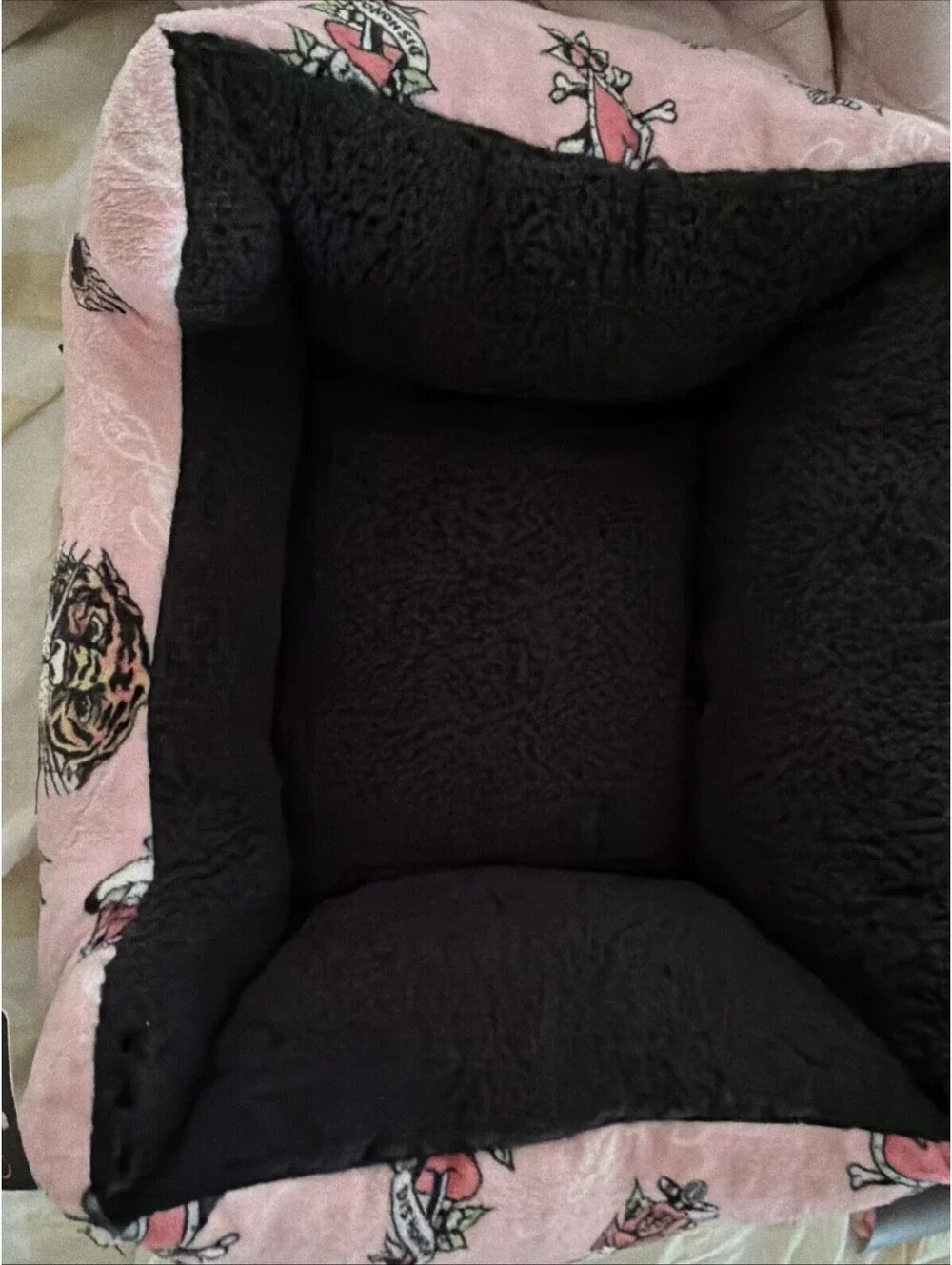 NWT Ed Hardy Pet Bed Pink Skull Rose Tattoo Plush Cuddler Cat Small Dog 20x16in